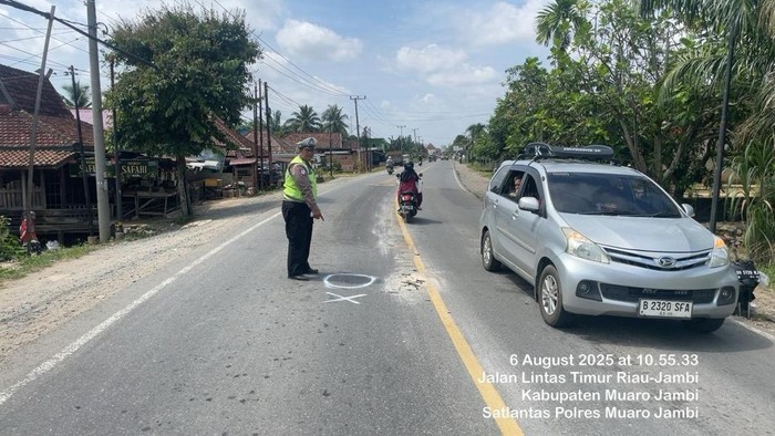 Petugas melakukan olah TKP kecelakaan di Jalintim Muaro Jambi, Jambi