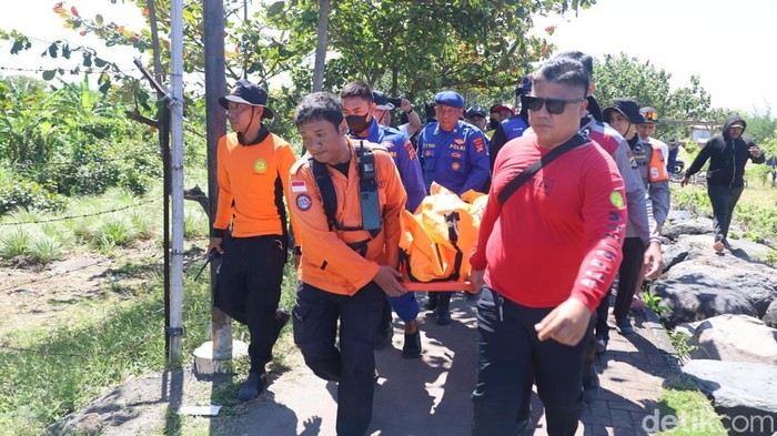 Petugas mengevakuasi jenazah kru kapal cepat yang terbalik di Sanur, Denpasar, Bali,Rabu (6/8/2025).