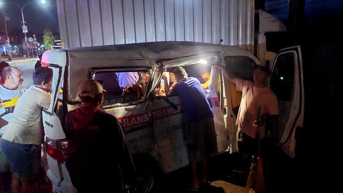 Petugas saat mendatangi lokasi kecelakaan truk dan ambulans di simpang empat Ketandan, Banguntapan, Bantul, Rabu (6/8/2025).