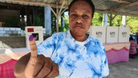 Warga menunjukkan jarinya yang telah dicelupkan tinta usai menggunakan hak pilihnya dalam pemungutan suara ulang Pilkada Provinsi Papua di TPS 013 Kelurahan Wahno, Distrik Abepura, Kota Jayapura, Papua, Rabu (6/8/2025). Pemungutan ulang dilakukan setelah ditemukannya pelanggaran prosedur dalam tahapan sebelumnya. (ANTARA FOTO/Sakti Karuru)