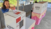 Warga memasukkan surat suara ke dalam kotak suara saat pemungutan suara ulang Pilkada Provinsi Papua di TPS 013 Kelurahan Wahno, Distrik Abepura, Kota Jayapura, Papua, Rabu (6/8/2025). Proses ini menjadi bagian dari upaya memastikan transparansi dan keadilan dalam pemilu daerah. (ANTARA FOTO/Sakti Karuru)