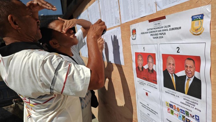 Pilkada Ulang Digelar Serentak di Papua Warga menunjukkan surat suara saat pemungutan suara ulang Pilkada Provinsi Papua di TPS 013 Kelurahan Wahno, Distrik Abepura, Kota Jayapura, Papua, Rabu (6/8/2025). Pemungutan suara ulang pemilihan Gubernur dan Wakil Gubernur Papua itu berlangsung di 2.023 Tempat Pemungutan Suara (TPS) yang tersebar di 9 Kabupaten dan Kota. ANTARA FOTO/Sakti Karuru/sgd/foc.