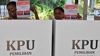 Warga menunjukkan surat suara saat pemungutan suara ulang Pilkada Provinsi Papua di TPS 013 Kelurahan Wahno, Distrik Abepura, Kota Jayapura, Papua, Rabu (6/8/2025). TPS tempat berlangsungnya pemungutan suara ulang ini merupakan satu dari ribuan titik pemilihan ulang yang tersebar di seluruh Papua. (ANTARA FOTO/Sakti Karuru)