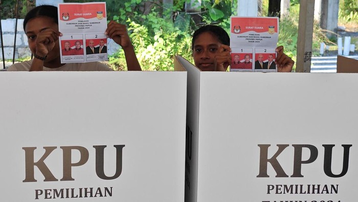 Pilkada Ulang Digelar Serentak di Papua Warga menunjukkan surat suara saat pemungutan suara ulang Pilkada Provinsi Papua di TPS 013 Kelurahan Wahno, Distrik Abepura, Kota Jayapura, Papua, Rabu (6/8/2025). Pemungutan suara ulang pemilihan Gubernur dan Wakil Gubernur Papua itu berlangsung di 2.023 Tempat Pemungutan Suara (TPS) yang tersebar di 9 Kabupaten dan Kota. ANTARA FOTO/Sakti Karuru/sgd/foc.
