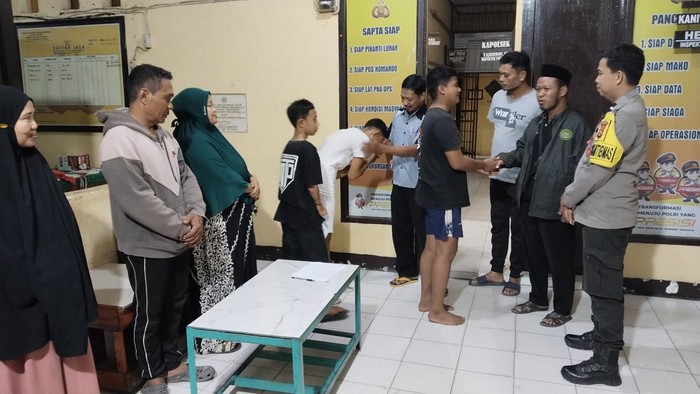 Polisi mengamankan sejumlah remaja melempar ke dalam Ponpes Ittihadul Usrati Wal Jamaah di Kabupaten Pinrang karena hendak membantu temannya yang mengaku dibully oleh sesama santri.
