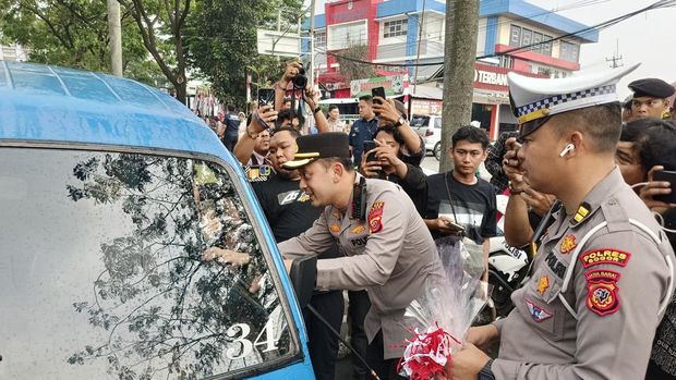 Polres Bogor membagikan bendera merah putih menyambut HUT ke-80 RI