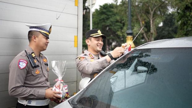 Polres Bogor membagikan bendera merah putih menyambut HUT ke-80 RI