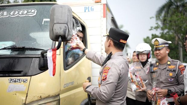 Polres Bogor membagikan bendera merah putih menyambut HUT ke-80 RI