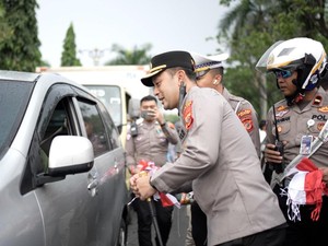 Sambut HUT Ke-80 RI, Polres Bogor Bagikan 17.845 Bendera Merah Putih