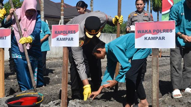 Polres Kampar melaksanakan penanaman jagung serentak di 9 pondok pesantren, Rabu (6/8/2025).