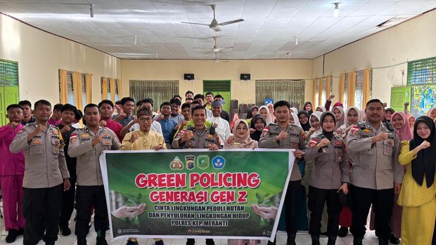 Polres Meranti bersama Kades Desa Mekong, Lisya Kumala, turun memberikan edukasi peduli lingkungan ke sekolah, Rabu (6/8/2025).