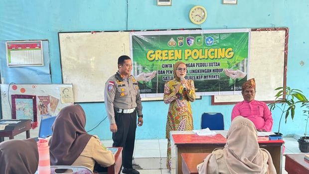 Polres Meranti bersama Kades Desa Mekong, Lisya Kumala, turun memberikan edukasi peduli lingkungan ke sekolah, Rabu (6/8/2025).