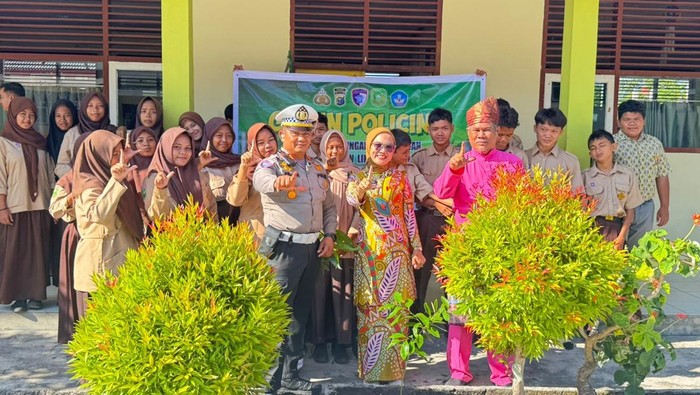 Polres Meranti bersama Kades Desa Mekong, Lisya Kumala, turun memberikan edukasi peduli lingkungan ke sekolah, Rabu (6/8/2025).