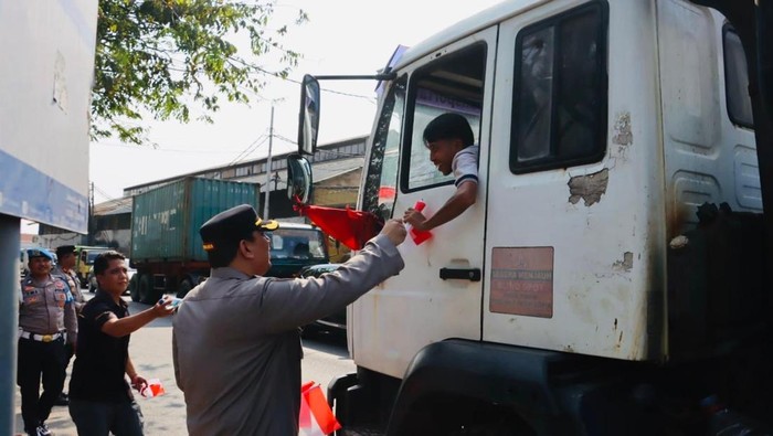Polres Pelabuhan Tanjung Priok bagikan bendera merah putih sambut HUT ke-80 RI