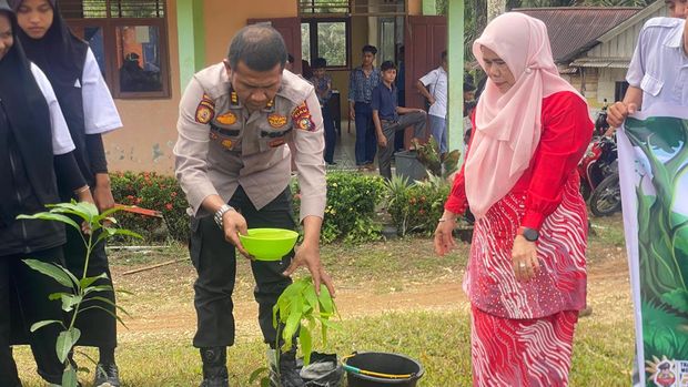 Polres Rohul sosialisasi Green Policing ke sekolah sambil menanam pohon.