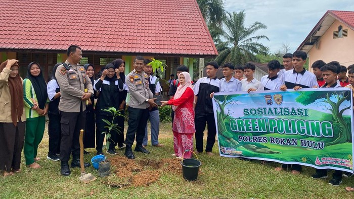 Polres Rohul sosialisasi Green Policing ke sekolah sambil menanam pohon.