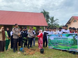 Polres Rohul Sosialisasi Green Policing ke SMK, Ajak Siswa Tanam Pohon