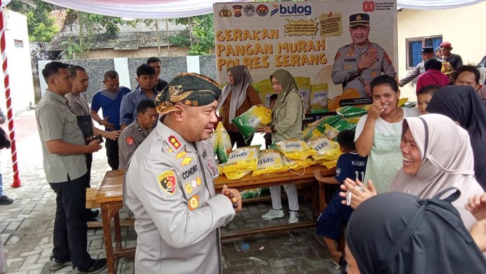 Polres Serang bareng Bulog gelar pasar murah