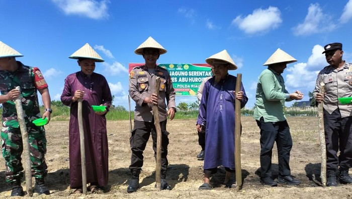 Polres Siak melalui Polsek Tualang menanam jagung mendukung program nasional ketahanan pangan, Rabu (6/8/2025).