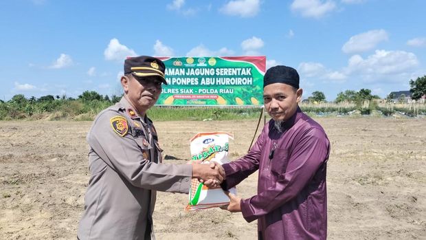 Polres Siak melalui Polsek Tualang menanam jagung mendukung program nasional ketahanan pangan, Rabu (6/8/2025).