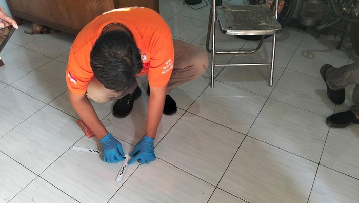 Tim Inafis Polrestabes Makassar saat melakukan olah TKP di rumah warga bernama Panja Putra Ibrahim.