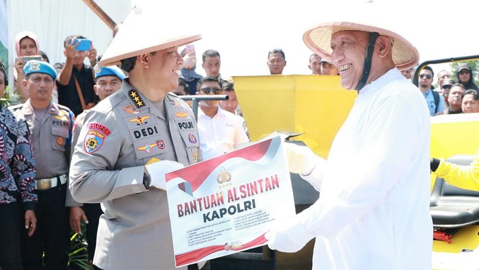 Polri dan ratusan pesantren di Jatrim melakukan penanaman serentak jagung. Penanaman serentak ini terpusat di Ponper Tebuireng.