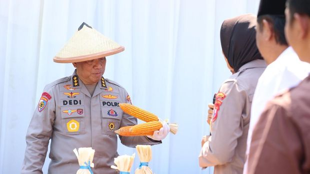 Polri dan ratusan pesantren di Jatrim melakukan penanaman serentak jagung. Penanaman serentak ini terpusat di Ponper Tebuireng.