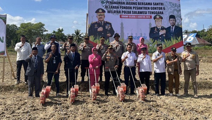 Pondok Modern Darussalam Gontor Kampus 6 bersama Polres Konawe Selatan (Konsel) melakukan penanaman jagung secara serentak.