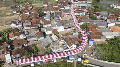 Potret Kain Merah Putih Sepanjang 250 Meter Membentang di Tasikmalaya