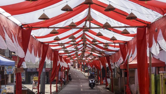Foto udara kain merah putih terpasang di jalan Kampung Cibahong, Desa Sukamenak, Kecamatan Sukarame, Kabupaten Tasikmalaya, Jawa Barat, Rabu (6/8/2025). Kain merah putih yang menghiasi jalan perkampungan sepanjang 250 meter itu dikerjakan warga secara gotong royong selama tiga pekan dan menghabiskan anggaran Rp20 juta untuk memeriahkan HUT Ke-80 RI. ANTARA FOTO/Adeng Bustomi/tom.