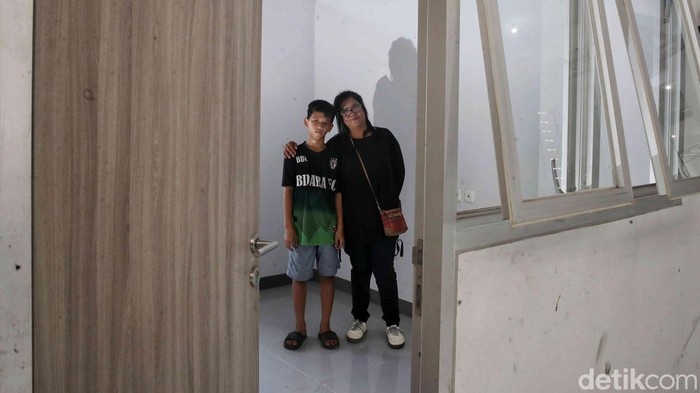 Sejumlah warga Kampung Bayam membawa barang untuk pindah ke Hunian Pekerja Pendukung Operasional (HPPO) JIS, Papanggo, Jakarta Utara, Rabu (6/8/2025).