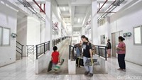 Sejumlah warga Kampung Bayam membawa barang untuk pindah ke Hunian Pekerja Pendukung Operasional (HPPO) JIS, Papanggo, Jakarta Utara, Rabu (6/8/2025).