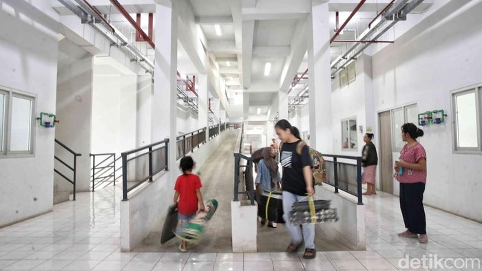 Sejumlah warga Kampung Bayam membawa barang untuk pindah ke Hunian Pekerja Pendukung Operasional (HPPO) JIS, Papanggo, Jakarta Utara, Rabu (6/8/2025).