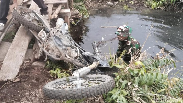 Prajurit TNI saat jatuh. (Foto: Dok Raja Adil Siregar/detikSumut)