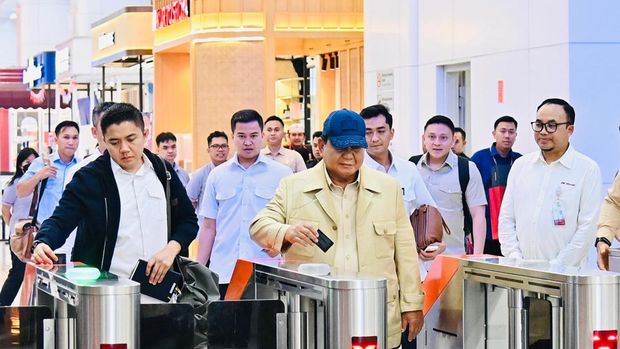 Presiden Prabowo Subianto bertolak ke Provinsi Jawa Barat menggunakan Kereta Cepat Whoosh untuk menghadiri sejumlah agenda besok. (Laily Rachev - Biro Pers Setpres)