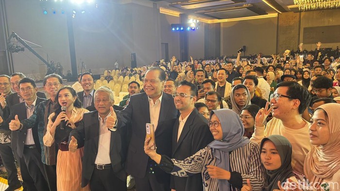 Raffi Ahmad saat berfoto bersama sejumlah tokoh termasuk Pendiri Trans Corp Chairul Tanjung.