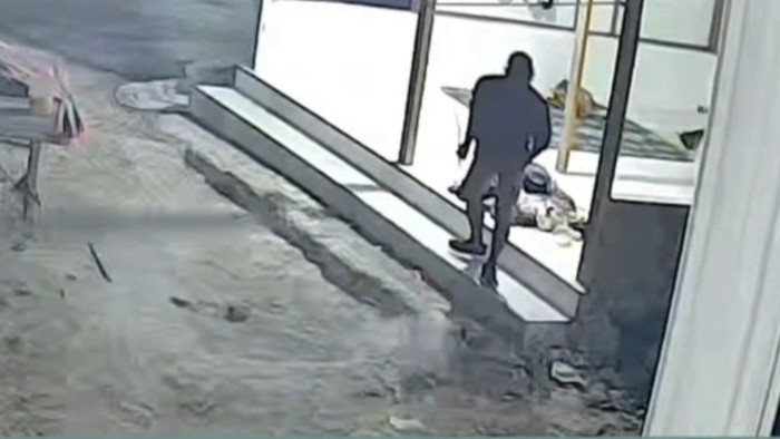 Rekaman CCTV pria misterius curi pakaian dalam di Sampang.