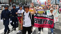 Warga membawa spanduk antiperang dalam aksi damai memperingati 80 tahun bom atom di Hiroshima, Jepang (6/8/2025). REUTERS/Kim Kyung-Hoon