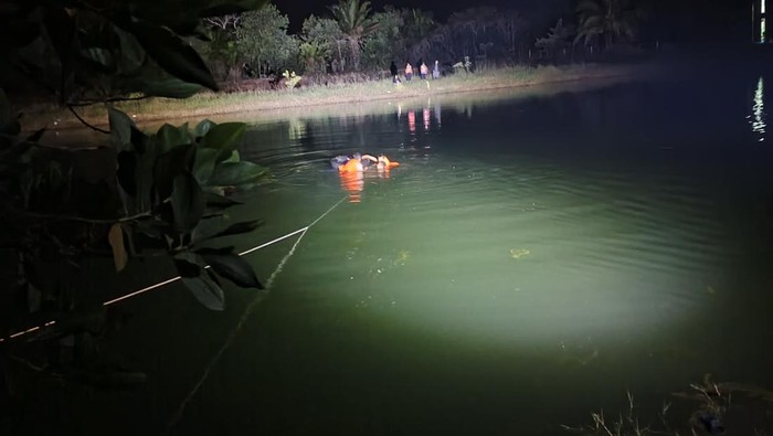 Saat petugas melakukan evakuasi pelajar yang tewas tenggelam saat memancing