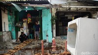 Pengerjaan proyek jalur pedestrian sekaligus saluran air terus dikerjakan oleh para pekerja, di Jalan Saharjo, Tebet, Jakarta Selatan, Rabu (6/8/2025).