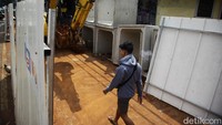 Proyek ini bertujuan untuk memastikan fungsi drainase berjalan optimal serta memberikan kenyamanan dan keamanan bagi para pejalan kaki.