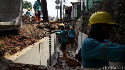 Saluran Air dan Trotoar di Jalan Saharjo Tebet Direvitalisasi