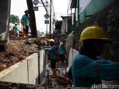Saluran Air dan Trotoar di Jalan Saharjo Tebet Direvitalisasi
