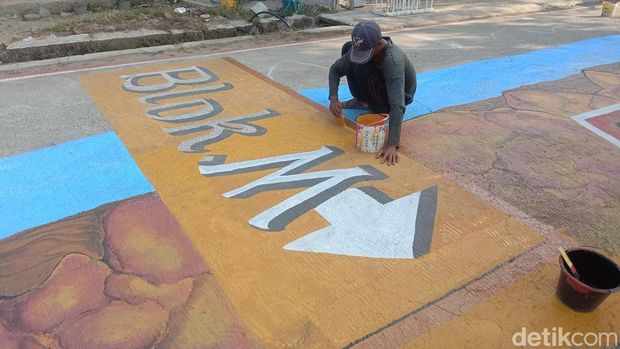 Kreasi mural hiasi jalan di Desa Krasak, Kecamatan Jatibarang, Kabupaten Indramayu