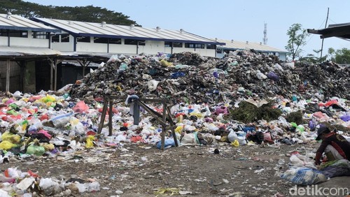 Ratusan ton sampah yang menumpuk di Pasar Gunungsari, Kecamatan Gunungsari, Lombok Barat, Rabu (06/8/2025). (M. Zahiruddin/detikBali)