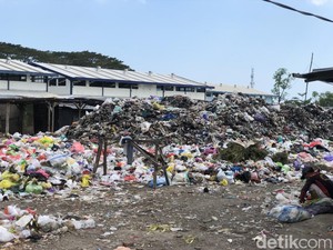 Gunung Sampah di Pasar Gunungsari Bikin Sepi Pembeli