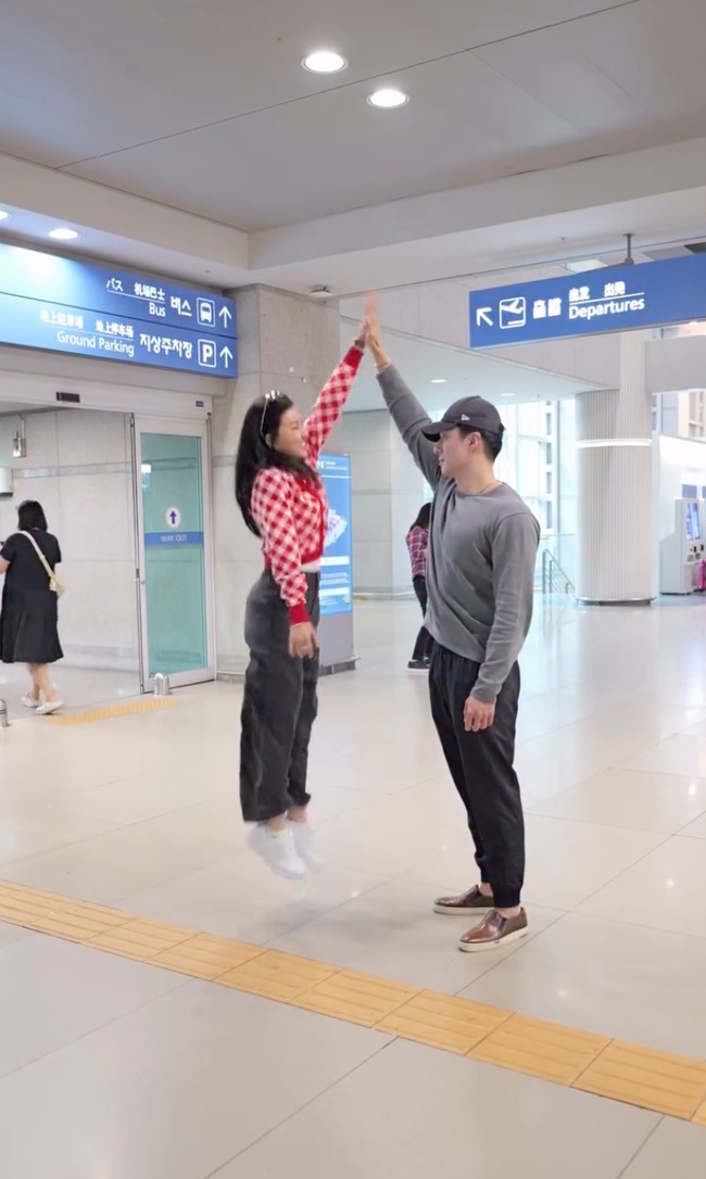 Melalui akun Instagram pribadinya Sarwendah memamerkan video singkat kebersamaannya dengan Giorgio Antonio saat di Korea. Dalam keterangan unggahan Sarwendah mengatakan jika perjalanan tersebut untuk urusan bisnis, bukan sekedar berlibur. Sampai jumpa di business trip berikutnya Oppa. Toss, tulisnya. Foto: Instagram/@sarwendah29