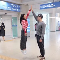 Melalui akun Instagram pribadinya Sarwendah memamerkan video singkat kebersamaannya dengan Giorgio Antonio saat di Korea. Dalam keterangan unggahan Sarwendah mengatakan jika perjalanan tersebut untuk urusan bisnis, bukan sekedar berlibur. Sampai jumpa di business trip berikutnya Oppa. Toss, tulisnya. Foto: Instagram/@sarwendah29