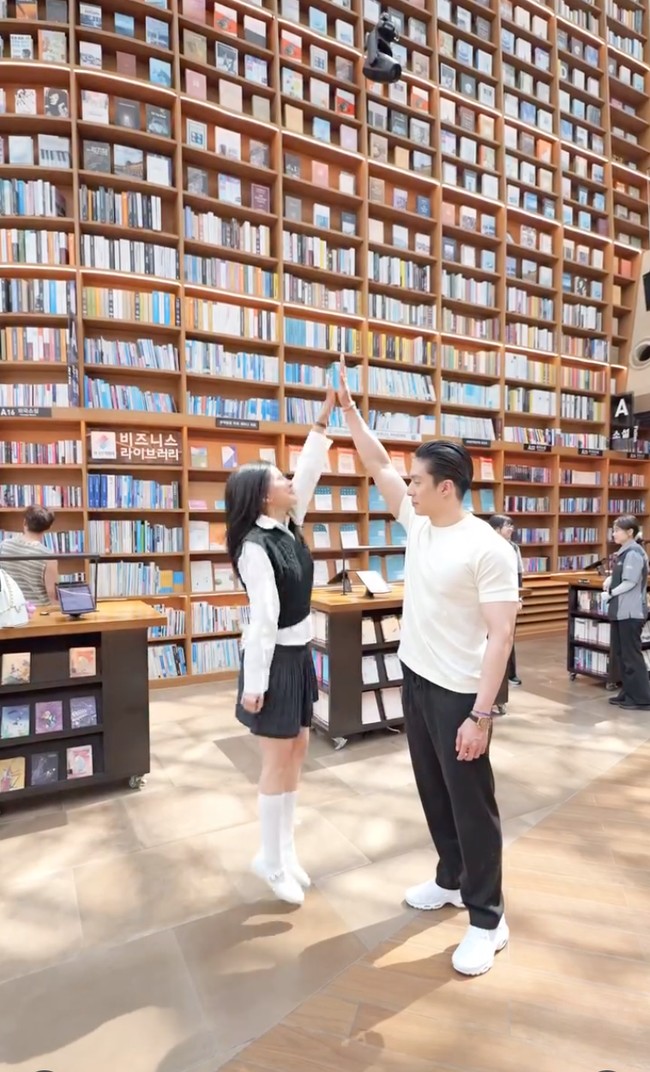 Tampil kompak, dalam foto keduanya terlihat serasi kenakan busana berwarna hitam-putih. Giorgio tampil santai kenakan kaos putih dipadukan celana panjang hitam dan sepasang sneakers putih. Foto: Instagram/@sarwendah29