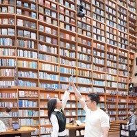Tampil kompak, dalam foto keduanya terlihat serasi kenakan busana berwarna hitam-putih. Giorgio tampil santai kenakan kaos putih dipadukan celana panjang hitam dan sepasang sneakers putih. Foto: Instagram/@sarwendah29